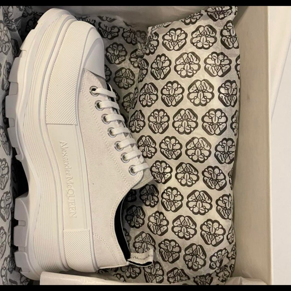 Alexander McQueen tread lace sneakers! Brand new . Size 41.4 run big